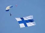 Matti Pahikkala toi Suomen lipun lentonäytökseen.