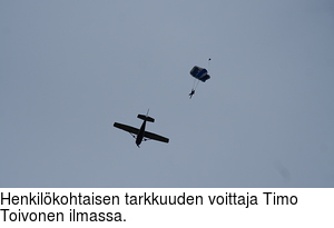 Henkilkohtaisen tarkkuuden voittaja Timo Toivonen ilmassa.
